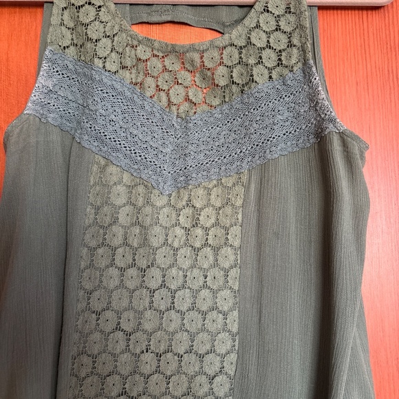 Francesca’s sage green lace high-low tunic top - Picture 3 of 4